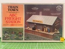 Bachmann 47-1501 Traintown ABC Freight Station - HO Scale - New Sealed In Box