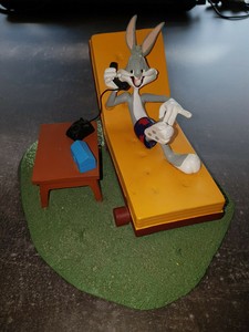 Extremely Rare! Looney Tunes Bugs Bunny Taking Sunbathing in Chair Fig