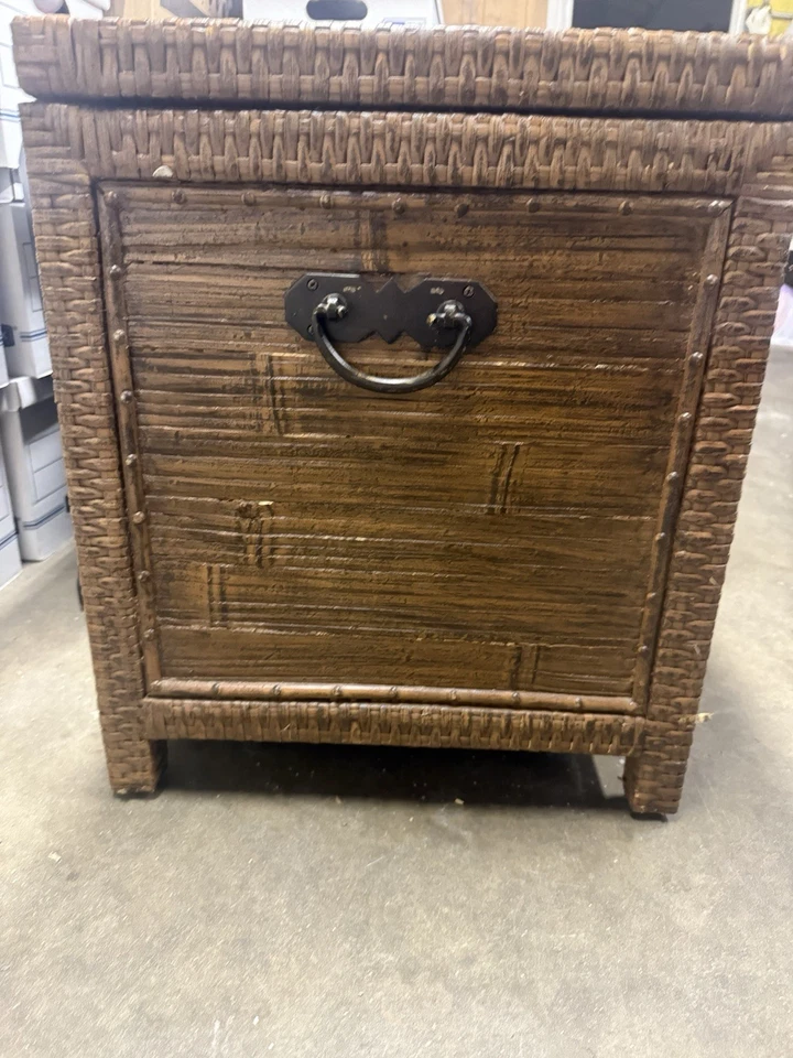 Baúl de madera de mimbre y ratán Pier 1 Imports con cajón y asas Foto 4 de 4