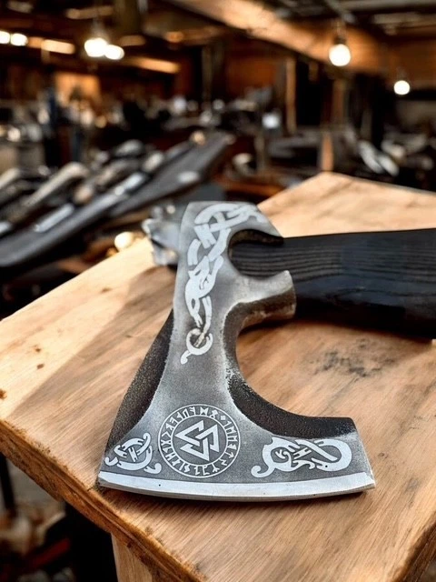 Machado Viking Artesanal Lâmina Gravada Nórdica Couro Coberto Madeira Bainha de Couro - Imagem 3 de 4