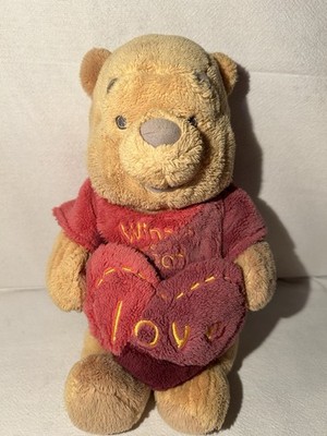 Disney Winnie Puuh Plüsch - süßer flauschiger Winnie Teddy mit Herz. ''Love''