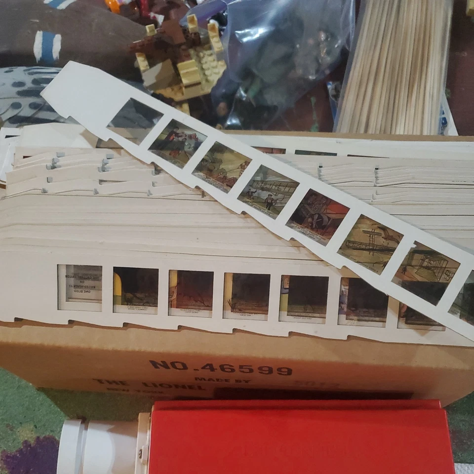  Lionel 46599 Vintage Projector w/24 Original Slides  Mint w original box 1960'S - Image 3 of 4