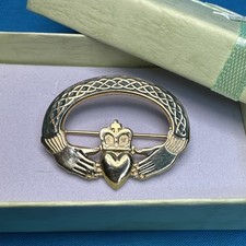 VTG TARA Irish Claddagh Hand Enamled Goldtone Brooch Love Loyalty Pin 1.5" 