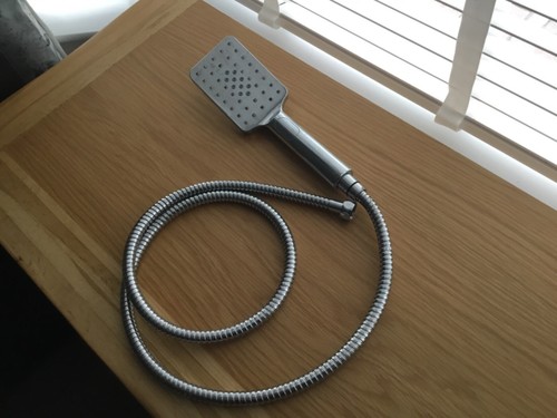 Moderner Duschkopf mit 1,5m Brauseschlauch in Silber