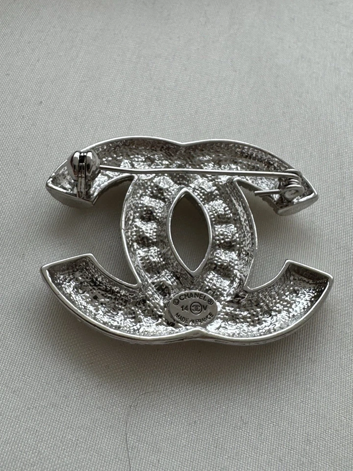 Broche Chanel Métiers DArt 2013-2014 Logo CC Perla y Estrás Dorado Foto 2 de 4