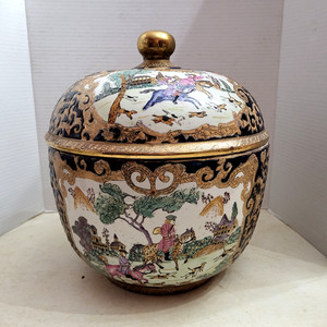 Vtg Large Chinese Export Porcelain Pot w/Lid Featuring Hunting Scene Chinoiserie