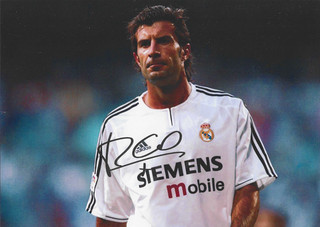 FOOTBALL Autographe Luis FIGO sur photo 20x30