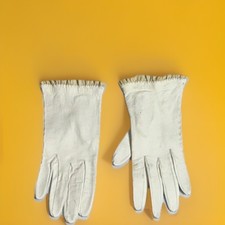 Vintage 50s white leather short gloves with a ruffled trim. 8 w Sz-L