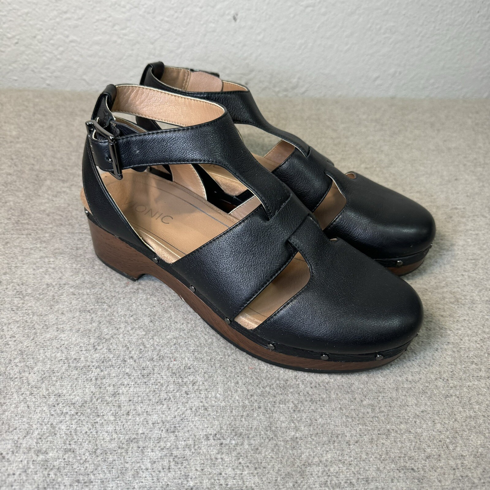 Vionic Women’s Black Faye T-Strap Clog with 2