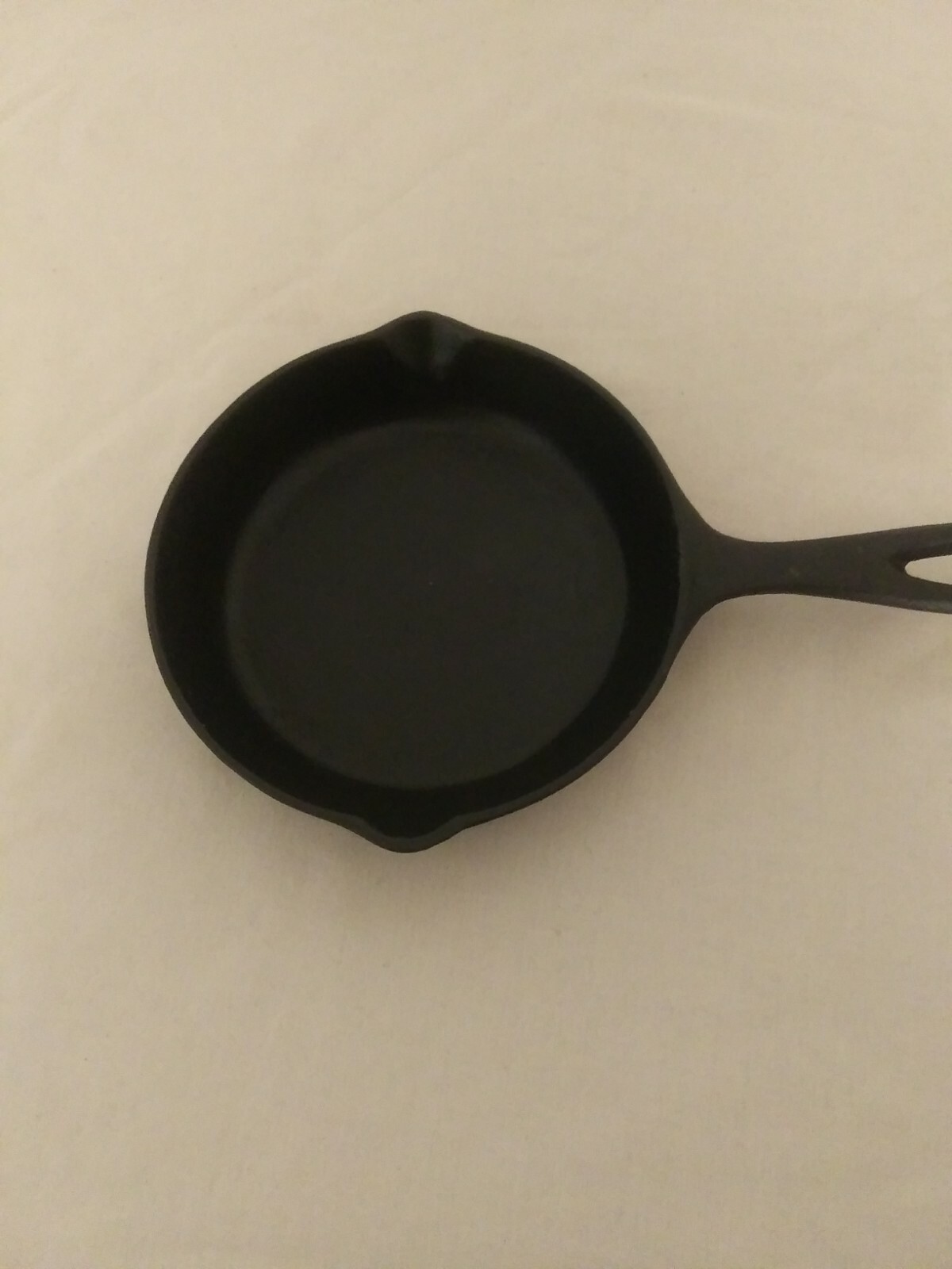 BLACK CAST IRON LOT 3 SKILLETS, 1 LODGE 101/2" & 2 PHILIPPE RICHARD 8