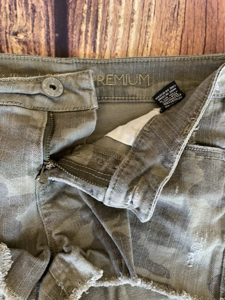 Vanilla Star Premium Women's Juniors Green Camo Distressed Denim Shorts Size: 3 - Image 3 of 4