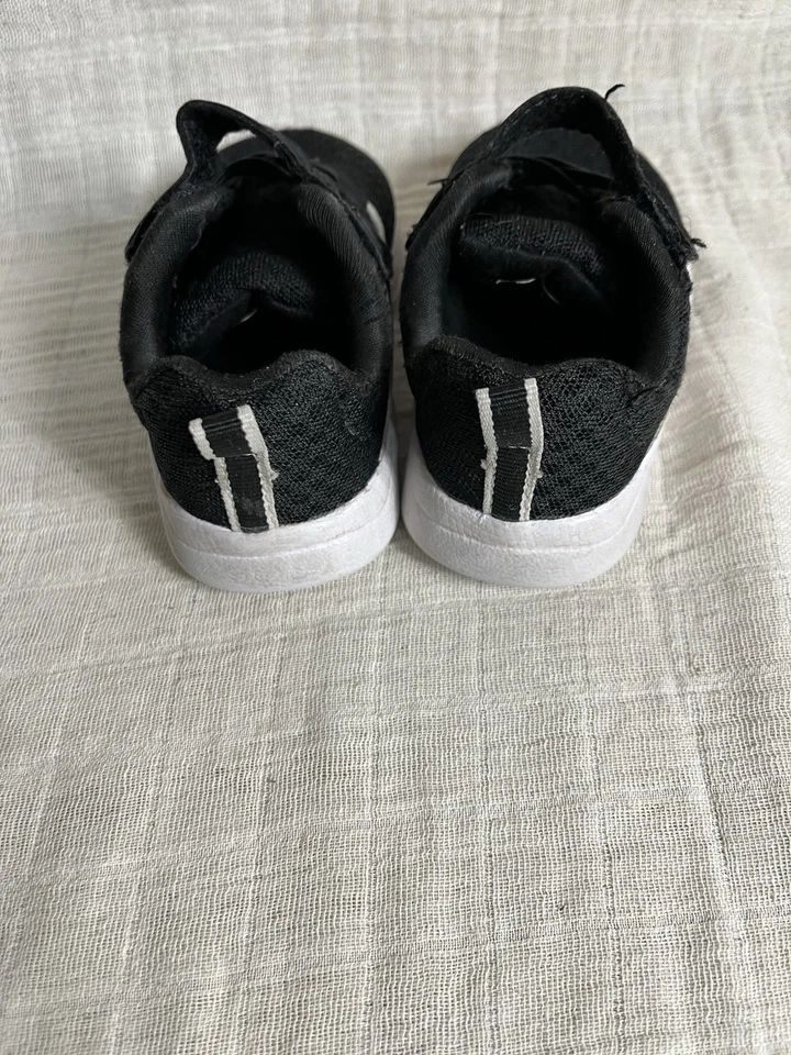Zapatillas de tenis sin cordones negras para niños pequeños talla 5 Foto 4 de 4
