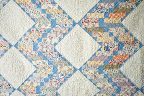 WELL QUILTED Vintage 30's Zig Zag Antique Quilt ~Nice Blue Accents! - Picture 2 of 11
