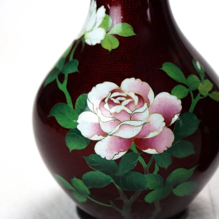 Dos jarrones cloisonne rojos japoneses antiguos con patrón floral c1920 Foto 3 de 4