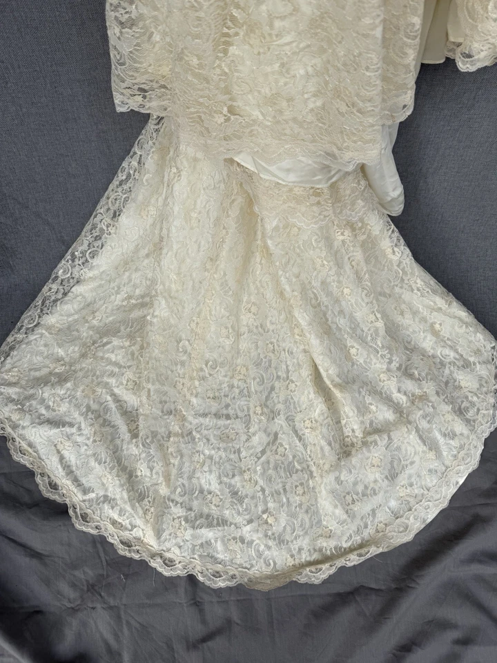 Vestido de novia vintage de encaje pequeño (6?) Tren halter con cuentas marfil sin mangas Foto 4 de 4