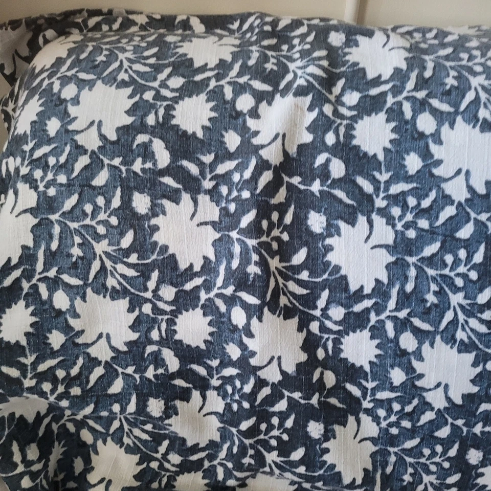 Manta, mantel, funda de sofá grande con estampado de bloques floral azul y blanco Foto 3 de 4