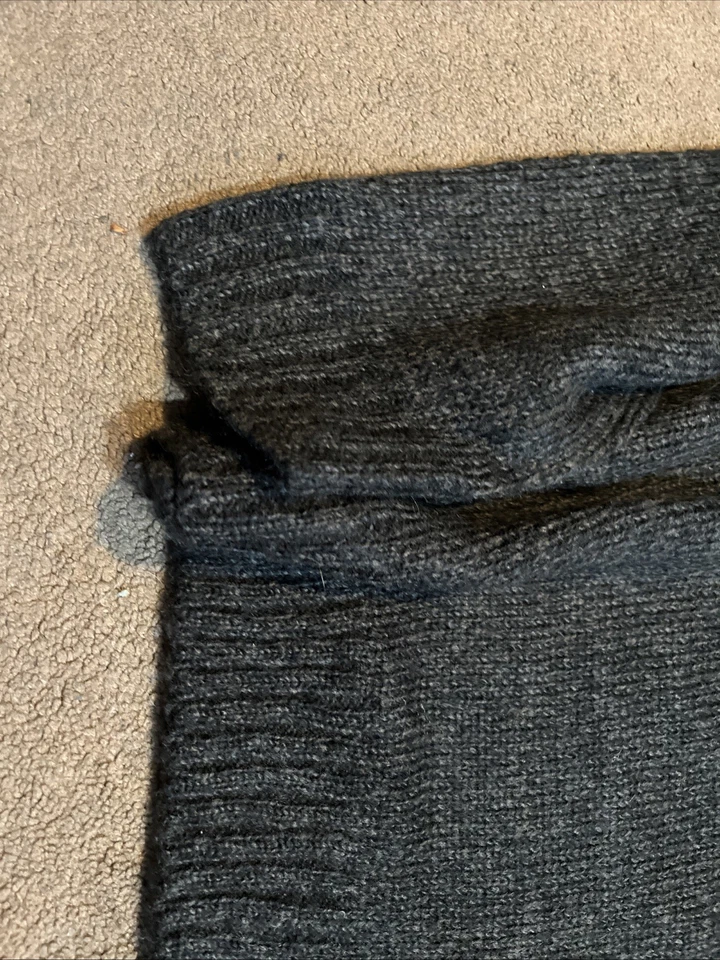 Basic Editions Med Men’s Sweater  Gray Snowflake Design  - Image 4 of 4