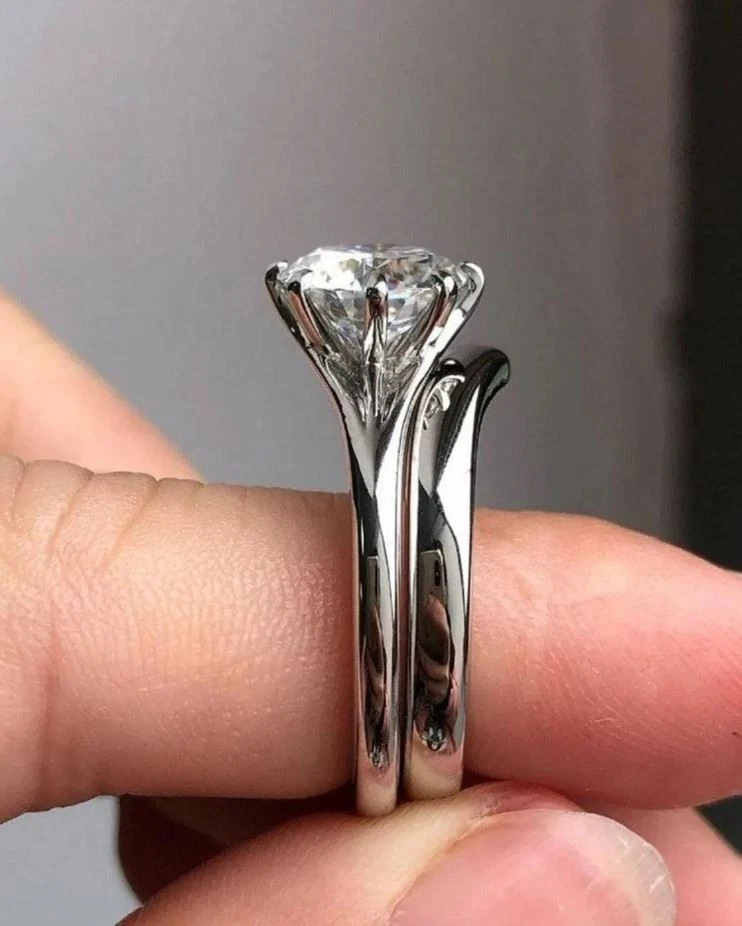 Conjunto de anillo de boda para ella de moissanita de corte redondo de 2 quilates de oro blanco sólido de 14 quilates Foto 4 de 4