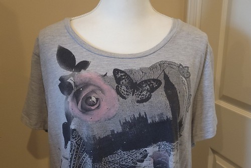 T-SHIRT DONNA PLUS GRIGIA GRAFICA 2X, SONOMA, CON ROSA E FARFALLA NERA E ROSA - Foto 2 di 5