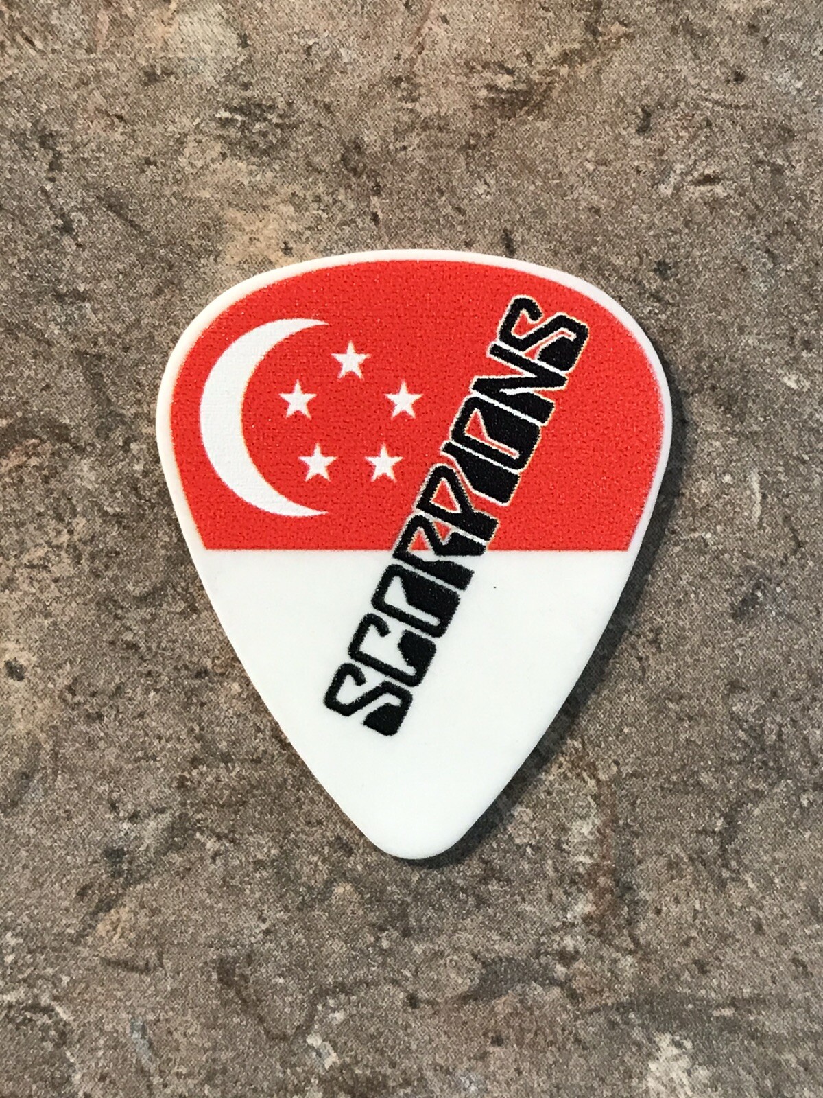 Scorpions “Pawel Maciwoda” 3/4/2020 Singapore Guitar Pick-Super Rare –  Biblioteca Nacional de Angola
