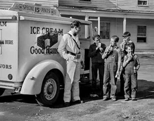 1941 GOOD HUMOR Neighborhood Ice Cream Truck PHOTO  (196-H)