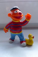 Bullyland Sesamstraße Ernie mit Quietsche-Ente ©Henson