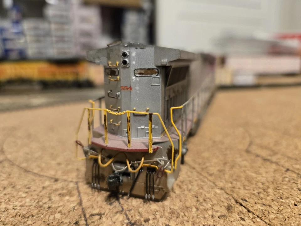 Atlas HO SCALE BNSF DASH 8-40BW #554 Ex ATSF, DCC Equipped, Custom Weathered - Image 4 of 4