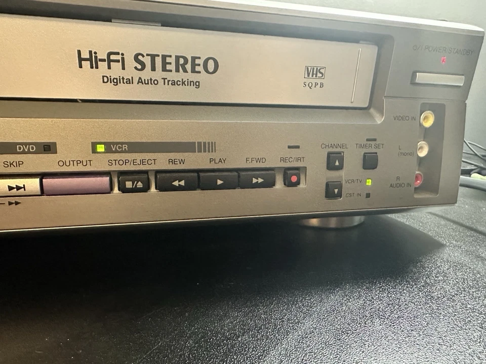 HITACHI DVD/VCR COMBO MP3 PLAYBACK MODEL DV-PF2U NO REMOTE TESTED - Image 2 of 4