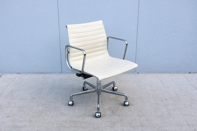 Mid-Century Herman Miller Eames Aluminum Group Management Chair in Ivory Leather