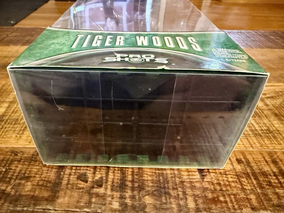 Figura apuntando Tiger Woods 2000 PGA Champion cubierta superior con tarjeta Foto 2 de 4