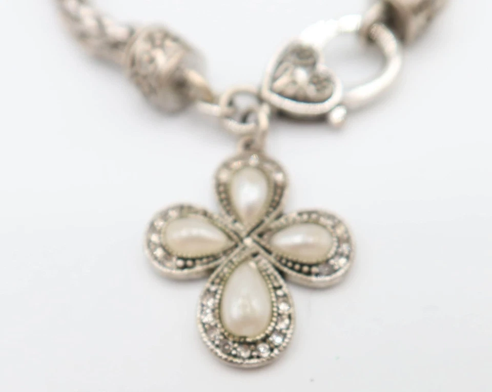Pulseira corrente berloque cruz strass pérola falsa tom prata bizantino - Imagem 2 de 4