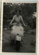 PHOTO ANCIENNE - VINTAGE SNAPSHOT - VESPA SCOOTER FEMME TRANSPORT - MOTORBIKE
