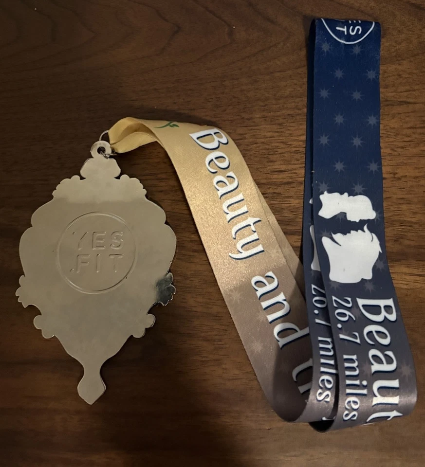 RARA Medalla Maratón Disney 26.7 Millas con Cordón - La Bella y la Bestia - Como Nueva Foto 2 de 2