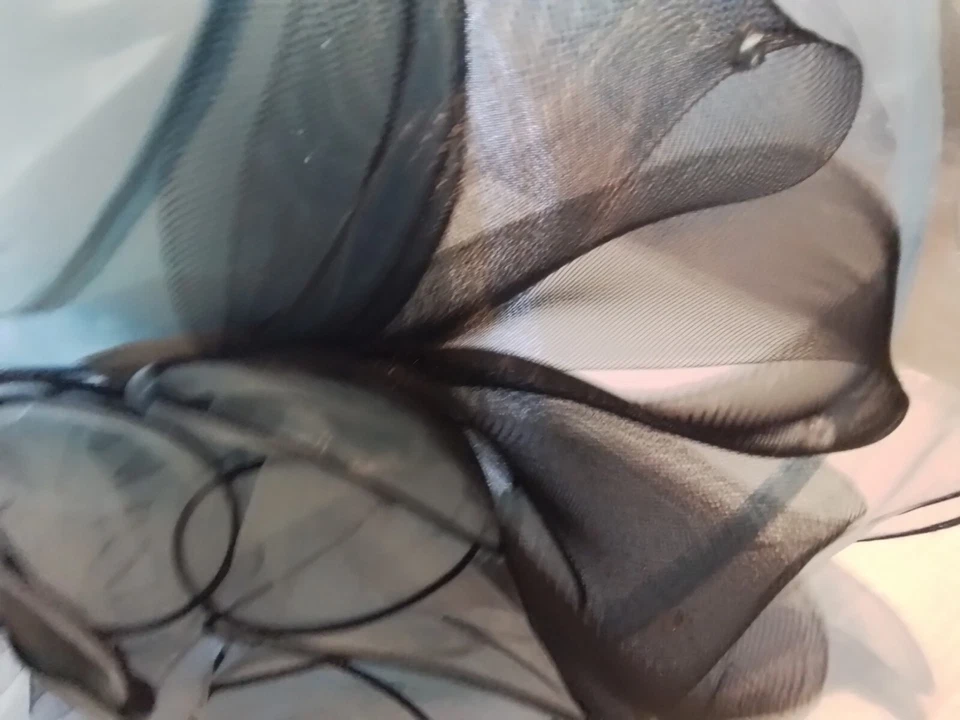 Sombrero de borde grande con borde negro blanco tafetán azul claro Mp Foto 3 de 3