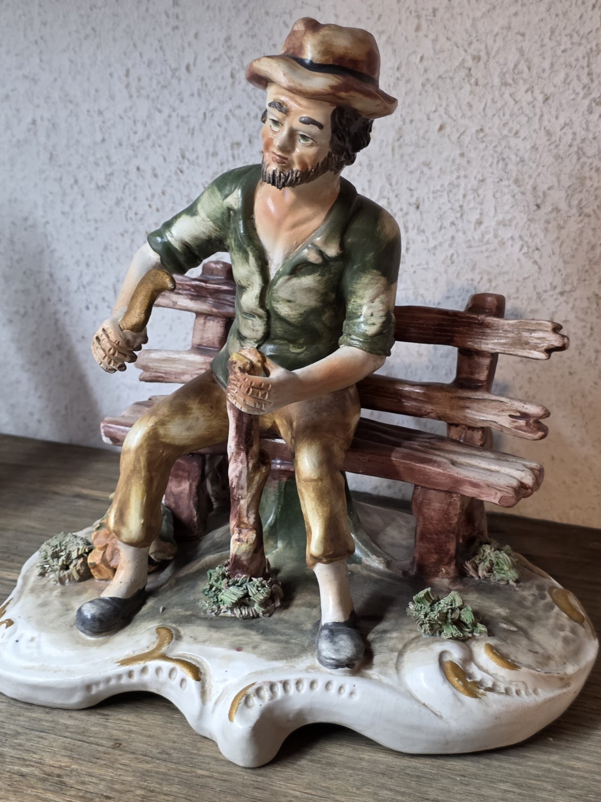 Capodimonte Porzellanfigur Tramp Auf Bank Sitzend L:24cm H:32cm Italien