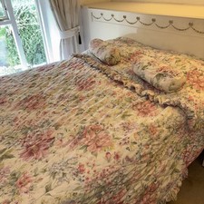 Sheridan Vintage Quilted Bedspread with Matching Boulsters Cushions Floral
