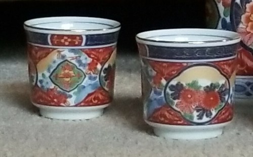 Vintage Japanese Porcelain Sake Bottle and Cups Set. Floral Design - Picture 5 of 9