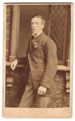Fotografie Stuart Brothers, Knightsbridge, 47 Brompton Road, Portrait junger Ma 