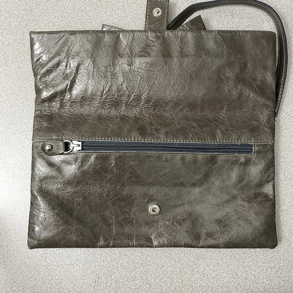 Bolso sin asas Gianni Chiarini de cuero marrón con correa de moño a presión bolso de muñeca brillante Foto 4 de 4