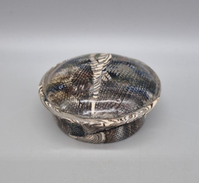 Ein Keramiktopf mit Deckel aus Studiokeramik, Schlangenhautoptik, beeindruckte Herstellermarke.