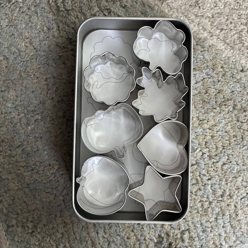 PAMPERED CHEF Creative Cutters Set Mini Cookie Cutter Set of 7 Storage Tin 1095