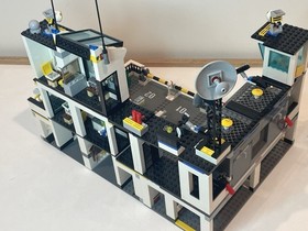 Lego 7744 City: Police Headquarters 95% Complete Minifigures Manuals