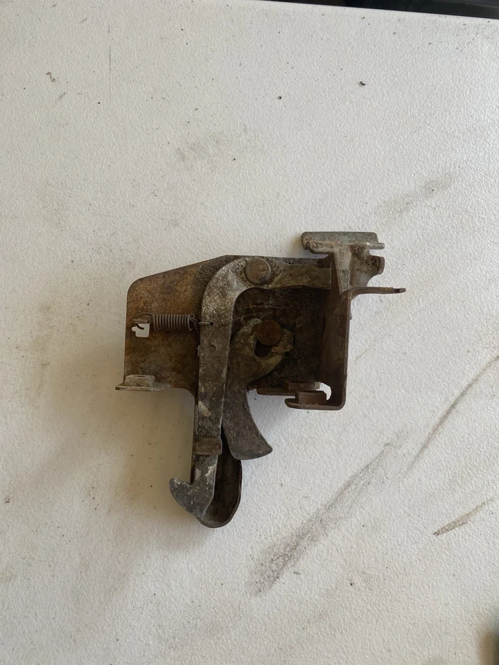 Chevy Impala 1959 pestillo de capó Foto 2 de 2