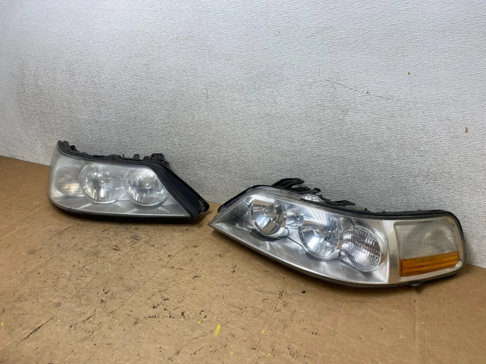 2005 to 2011 Lincoln Town Car Left+Right Side Headlights T5461 DW - Image 2 of 4