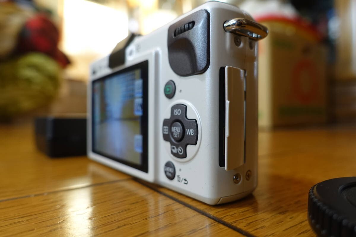 Panasonic LUMIX GF2 ホワイト LUMIX 【中古】Panasonic パナソニック DMC-GF2 ホワイト + G