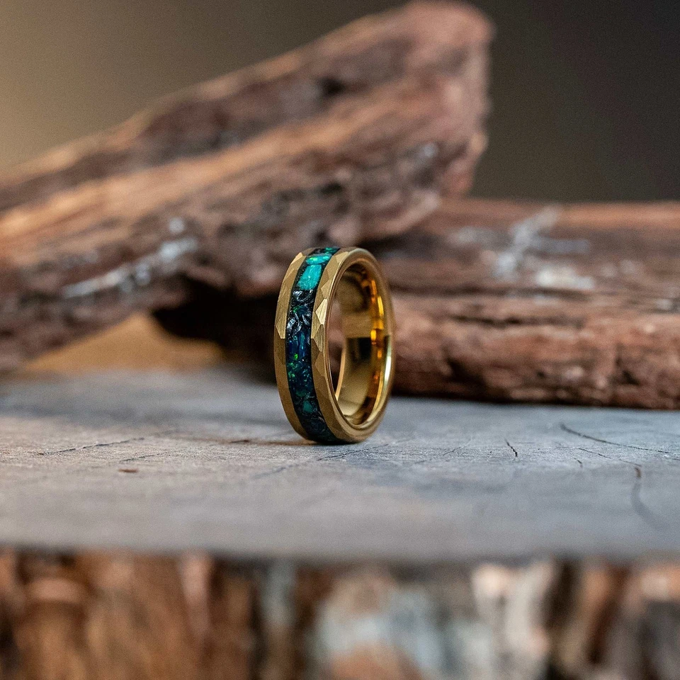Женское обручальное кольцо из зеленого опала с метеоритом золотое кованое вольфрамовое 6 мм - Изображение 3 из 4