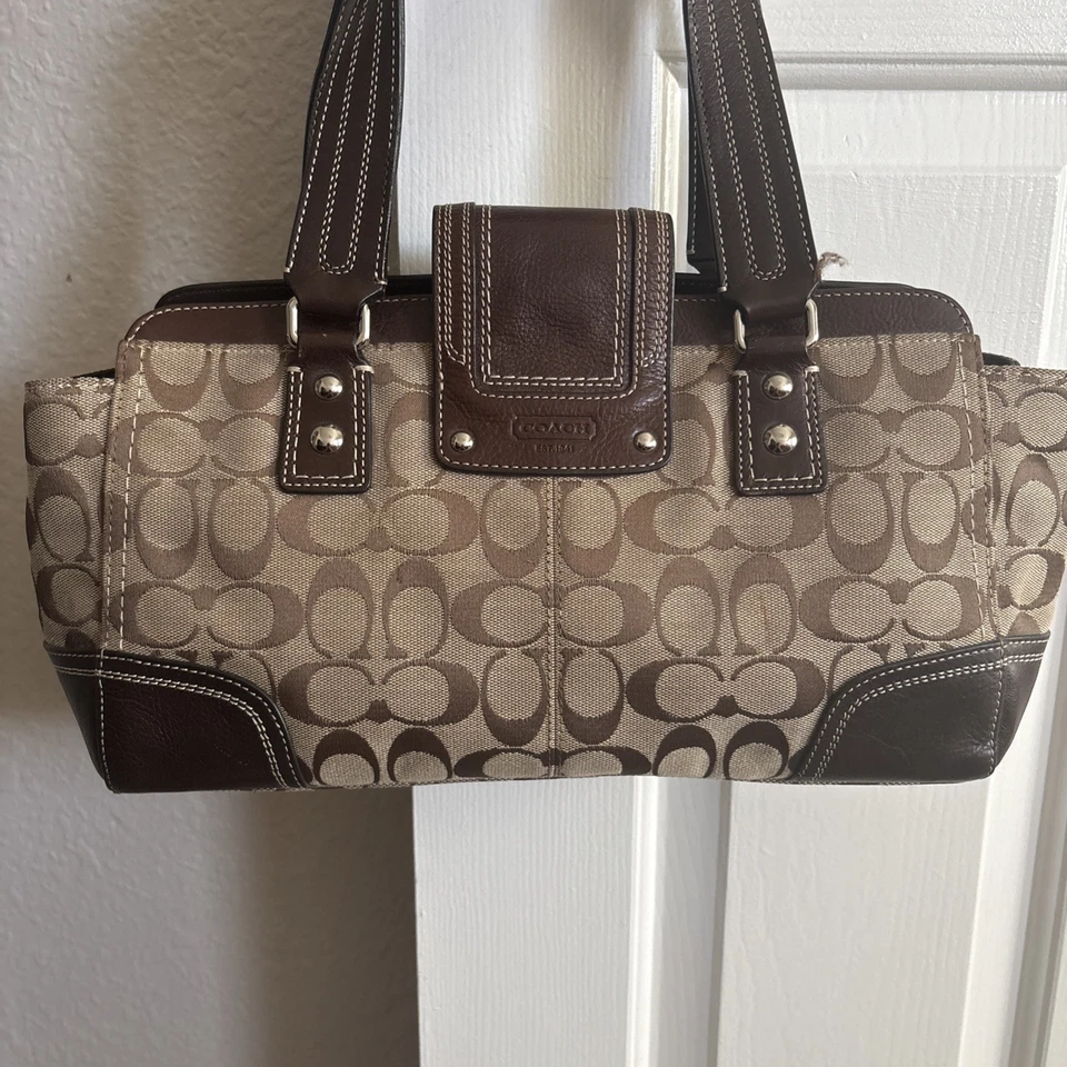 Bolsa de ombro COACH Hampton F13975 Turnlock com assinatura lona de couro marrom - Imagem 3 de 4