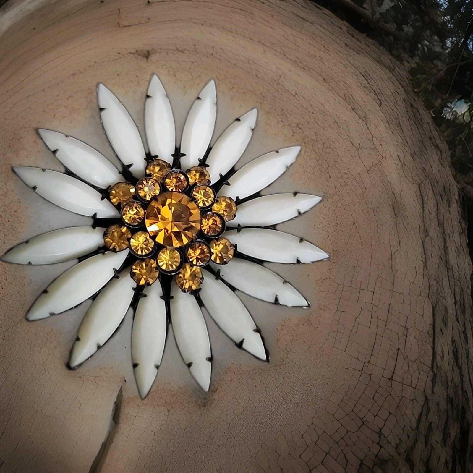 Vintage Large Juliana Opaque Glass And Amber Color Rhinestone Flower Pin Brooch￼