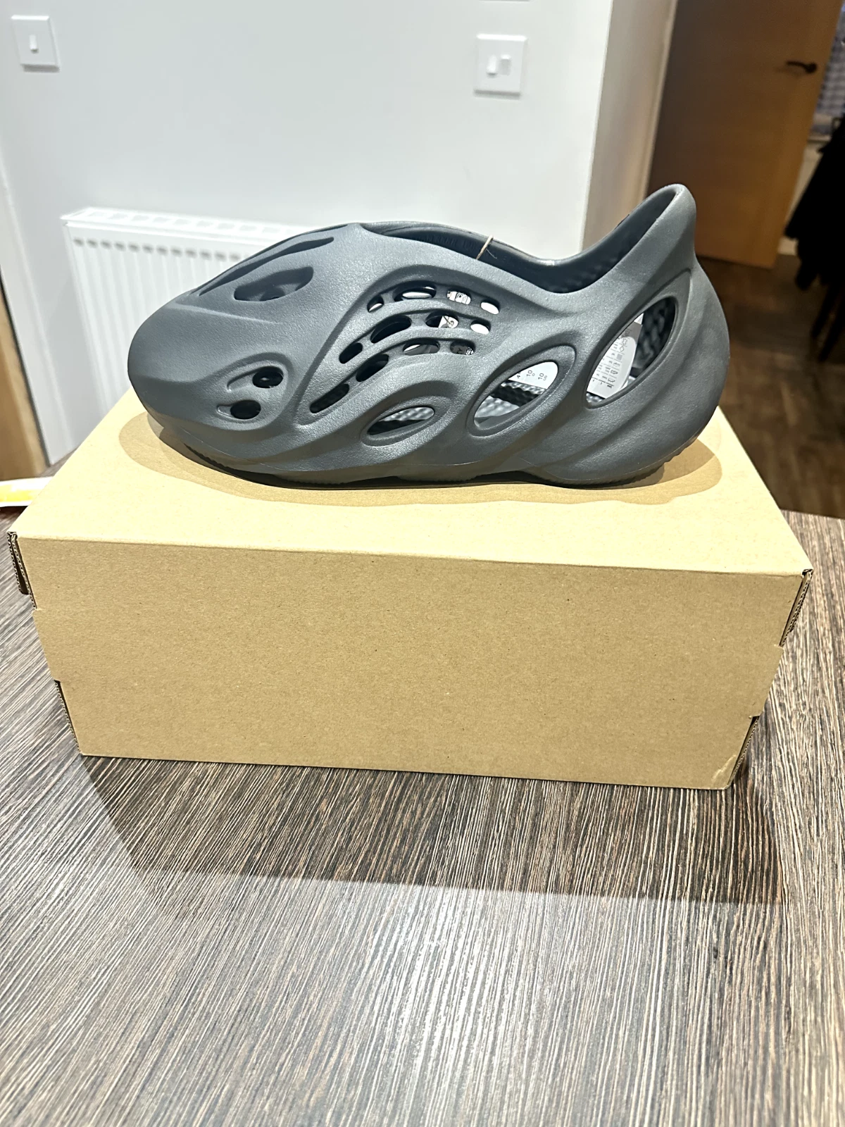 Adidas Yeezy Foam Runner Carbon UK 10 Nuove con scatola