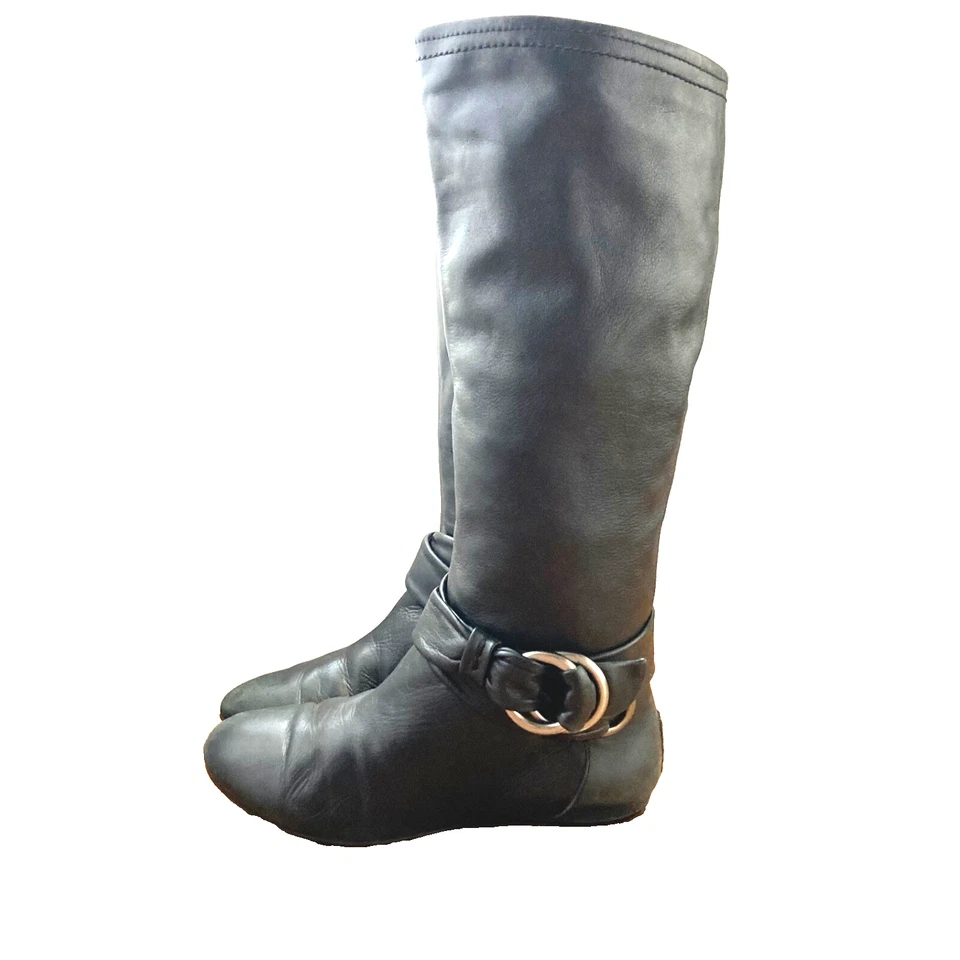 Bota plana B Makowsky Rebay holgada alta de cuero negro con hebilla plateada para mujer 6,5 Foto 3 de 4